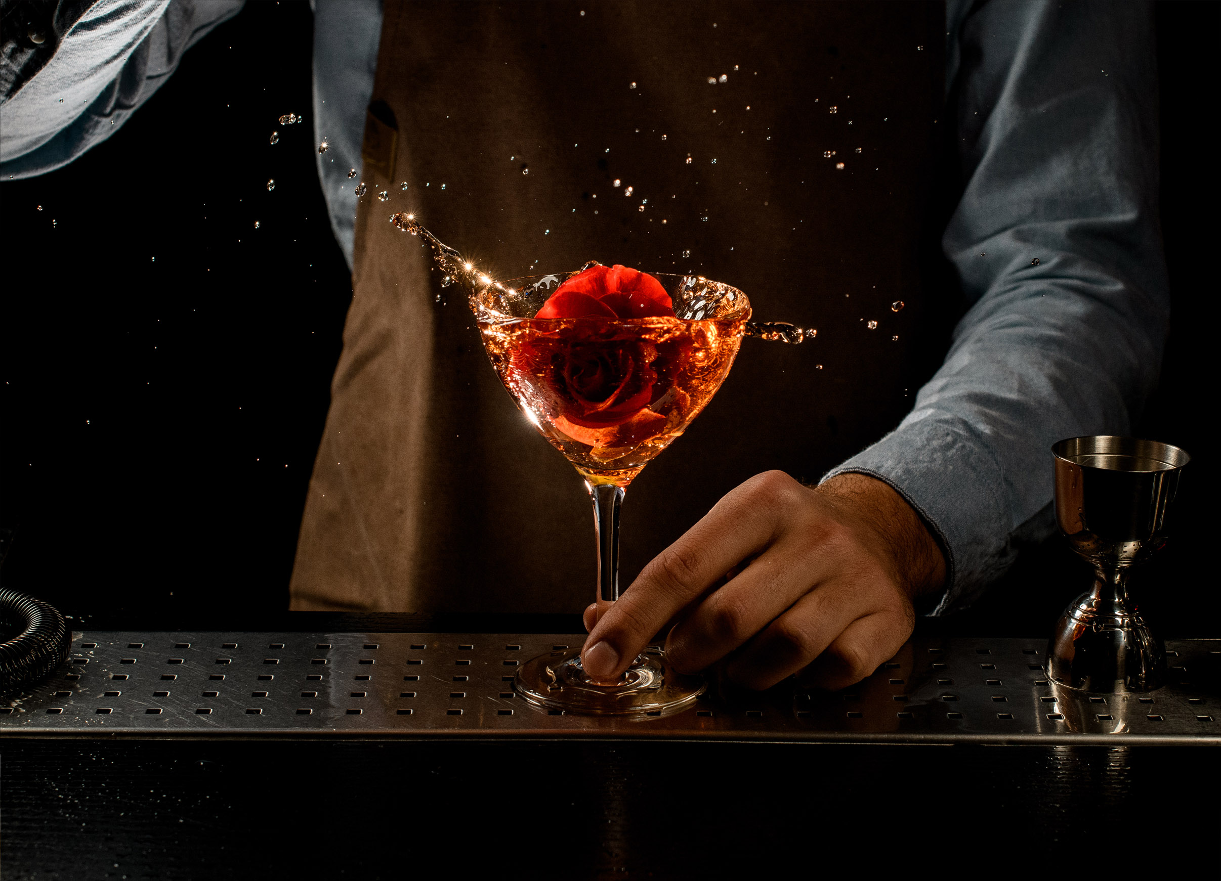 Tapeta Close-up barman s drinkem