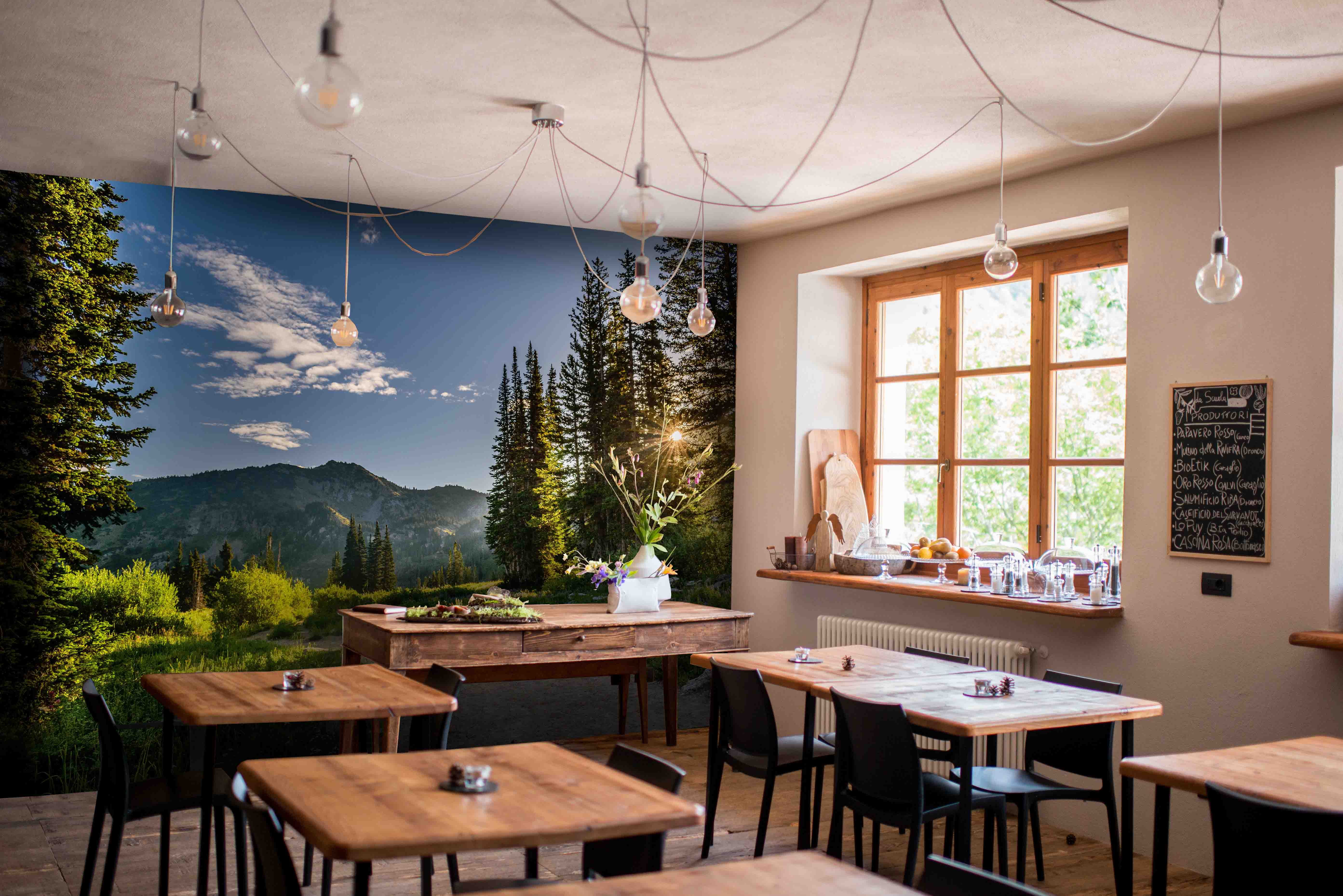 Tapeta Cestička v rozzářené krajině