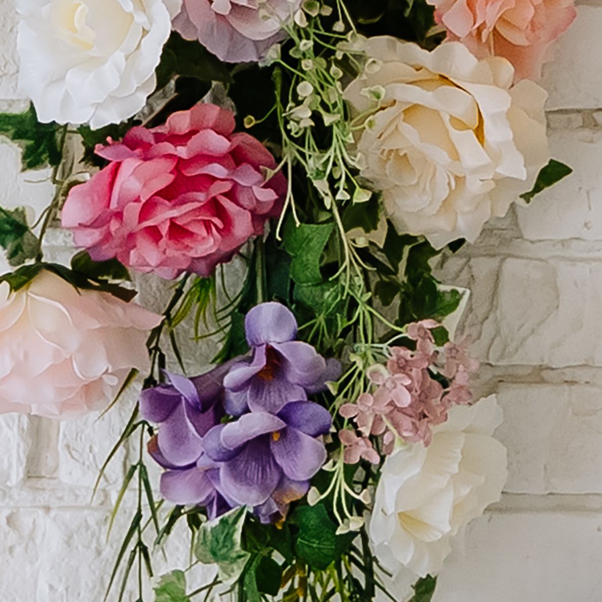 Tapeta Stěna obklopená růžemi